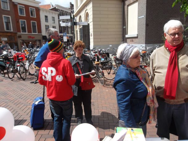 SP'ers in gesprek met voorbijgangers