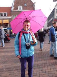 Mevrouw Janna Kodde, niet direct verbonden aan een politieke partij, had een eigen creatieve draai gegeven aan de roze brillenactie.