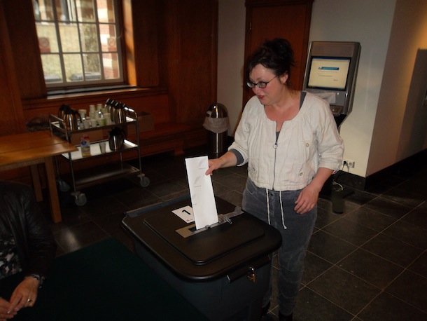 SP-lijsttrekker Roos van Gelderen doet haar stembiljet in de bus